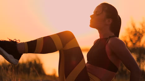 Mujer-Sana-Y-En-Forma-Estirándose-Sobre-Una-Estera-De-Yoga-En-La-Playa-Haciendo-Ejercicio-Abdominal,-Entrenamiento-Y-Estilo-De-Vida.-Entrenamiento-De-Sentadillas-En-La-Playa-Del-Muelle-Al-Atardecer